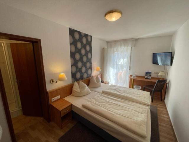 Hotel Ebnet Mutterstadt Buitenkant foto